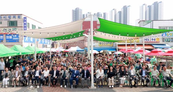 [크기변환]4-2. 용인중앙시장 나도 가수다 왕중왕전 경연을 보기 위해 모인 관중들과 내빈들 모습.JPG