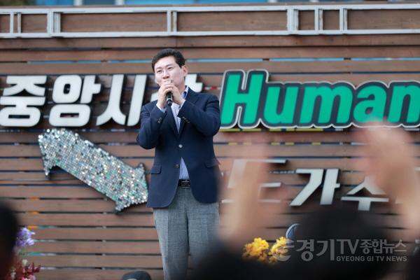 [크기변환]4-3. 이상일 용인특례시장이 지난 10일 개최된 나도 가수다 왕중왕전 경연에서 깜짝 무대를 선보였다..JPG