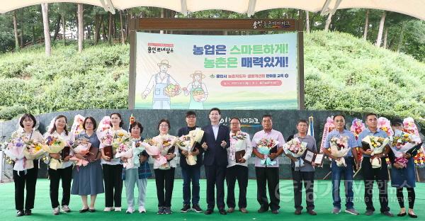 [크기변환]5-1. 이상일 용인특례시장(오른쪽에서 일곱번째)이 11일 용인농촌테마파크에서 열린 용인특례시 농촌지도자·생활개선 한마음 교육에서 공로자 표창을 수여하고 기념촬영을 하고 있다..jpg