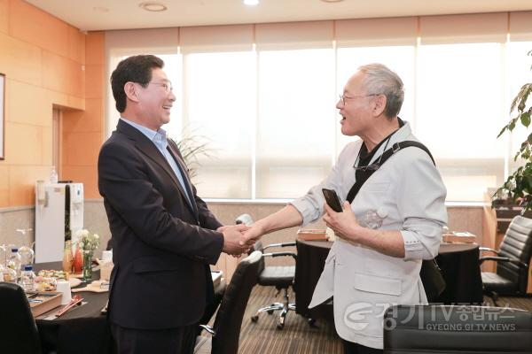 [크기변환]5-1. 이상일 용인특례시장(왼쪽)이 지난 12일 포은아트홀에서 유인촌 대통령 문화체육특보를 만나 환담하고 모노오페라 ‘라 칼라스’ 공연을 관람했다..JPG