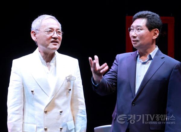 [크기변환]5-2. 이상일 용인특례시장(오른쪽)이 지난 12일 포은아트홀에서 유인촌 대통령 문화체육특보를 만나 환담하고 모노오페라 ‘라 칼라스’ 공연을 관람했다..JPG