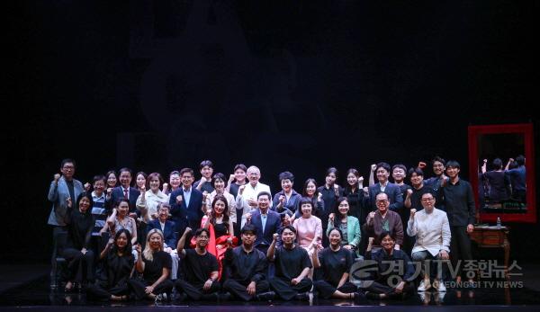 [크기변환]5-3. 이상일 용인특례시장(두번째 줄 가운데)이 지난 12일 포은아트홀에서 유인촌 대통령 문화체육특보를 만나 환담하고 모노오페라 ‘라 칼라스’ 공연 관람 후 내빈들과 기념촬영을 하고 있다. 이 자리에는 김문수 경제사회.JPG