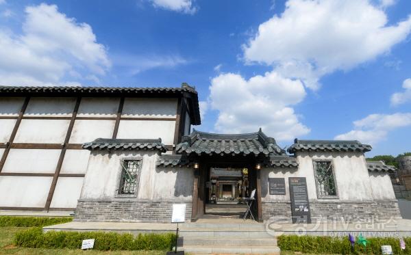 [크기변환]2-1 더킹영원의군주 드라마세트장 가을 팝페라 공연.JPG