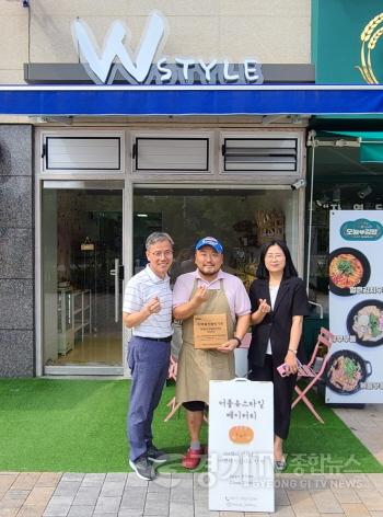 [크기변환]3. 신갈동 지역사회보장협의체가 12일 쉐프삼촌 동백점과 건강밥상 밑반찬 지원사업 협약을 체결했다. 사진 왼쪽부터 곽근배 동 지역사회보장협의체 위원장, 업체 대표, 동 관계자..jpg