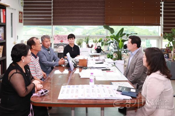 [크기변환]10-3. 이상일 용인특례시장이 14일 수지구 동천동 통장협의회로부터 감사패를 받은 후 주민들에게 지난해 수해복구를 위해 시가 신속히 대책을 마련해줘 고맙다는 인사를 듣고 있다.jpg