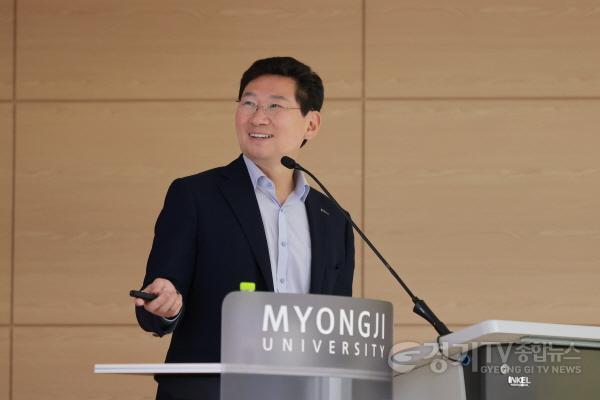 [크기변환]12-3. 이상일 용인특례시장이 15일 명지대 창조관에서 제6기 용인시 핵심리더과정 수강생을 대상으로 특강을 하고 있다.jpg