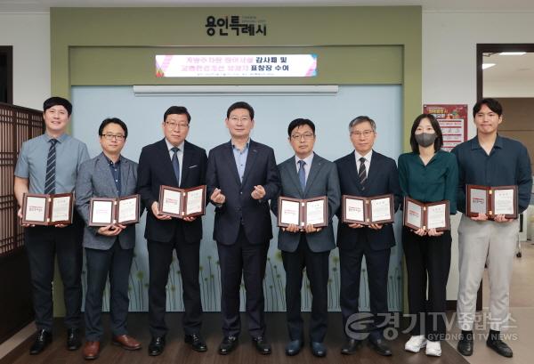 [크기변환]11-1. 이상일 용인특례시장이 13일 개방주차장 지원사업에 참여한 5곳 시설 관계자에게 감사패를 전달한 뒤 기념촬영을 하고 있다.JPG