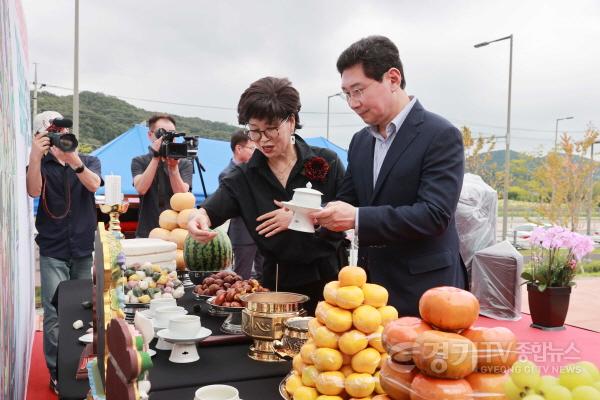 [크기변환]2-1.이상일 용인특례시장이 16일 처인승첩 기념 김윤후 승장 추모 다례재에서 헌다를 하고 있다..JPG