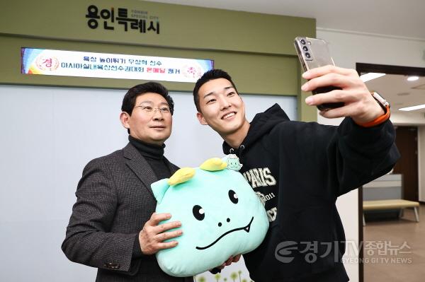 [크기변환]9-3.우상혁이 이상일용인특례시장(왼쪽)과 셀카를 찍고 있다.jpg