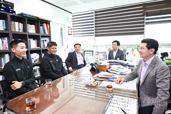 [크기변환]9-2.우상혁 선수가 6월 7일 2023 세계육상연맹 로마·피렌체 다이아몬드리그’ 남자 높이뛰기 결선에서 2위를 차지한 후 이상일 시장의 집무실을 찾아 환담하고 있다..jpg