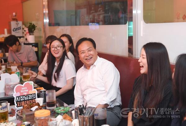 [크기변환]2-2 이권재 오산시장, 청년 15명과 치콜로 소통.jpg