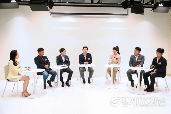 [크기변환]6-1. 지난 19일 용인미디어센터에서 글로벌반도체 중심, 용인의 미래를 주제로 열린 시민과의 열린대화에 참석한 이상일 용인특례시장과 패널들의 모습.jpg