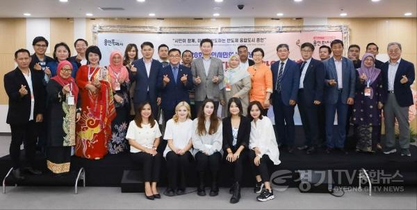 [크기변환]1-1. 23일 제28회 용인시민의 날을 축하하기 위해 용인미르스타디움을 찾은 용인특례시의 자매도시 관계자들과 이상일 용인특례시장의 모습.jpg