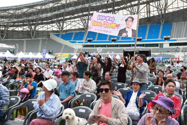 [크기변환]1-2. 24일 용인미르스타디움에서 열린 제24회 용인시민 가요제.JPG