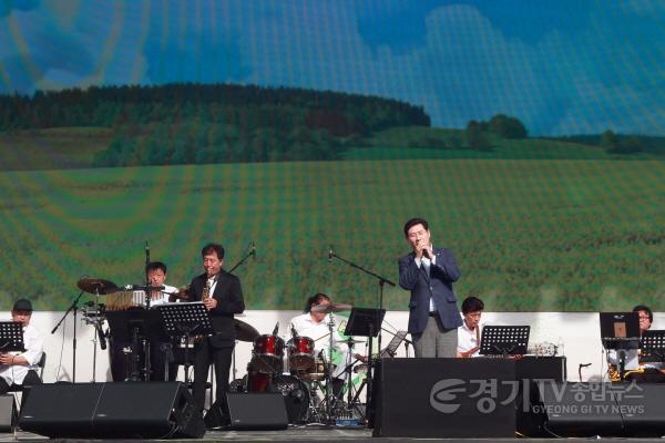 [크기변환]2-1. 24일 열린 제24회 용인시민 가요제에서 정태춘 박은옥의 봉숭아를 열창하고 있는 이상일 용인특례시장.JPG