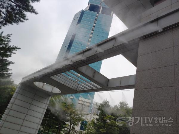 [크기변환]3. 용인특례시가 지난 22일 영덕1동 행정복지센터에서 흥덕지구 악취 민원 관련 주민 간담회를 열었다. 사진은 흥덕 집하장 탈취설비에서 악취를 제거를 위한 분무가 뿌려지고 있는 모습..jpg