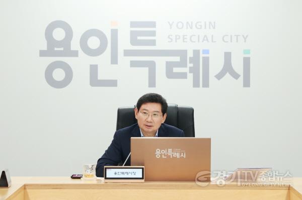 [크기변환]8-1. 이상일 용인특례시장이 25일 2024년도 주요업무 추진계획 보고를 주재하고 있다.jpg