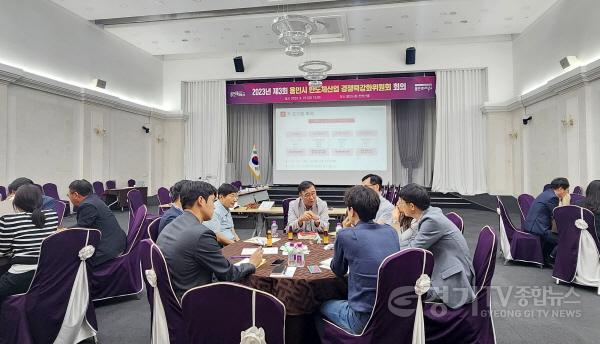 [크기변환]7-2 용인특례시는 지난 22일 시청 컨벤션홀에서 ‘제3회 반도체산업 경쟁력강화위원회’ 회의를 열었다. (1).jpg