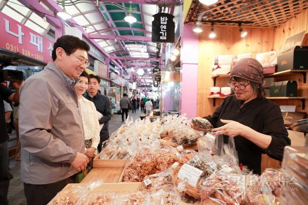 [크기변환]8-4. 이상일 용인특례시장은 27일 추석 명절을 앞두고 처인구 김량장동 용인중앙시장을 찾아 직접 장을 보며 상인들을 격려하고, 시장을 찾은 시민들에게 명절 인사를 건넸다..JPG