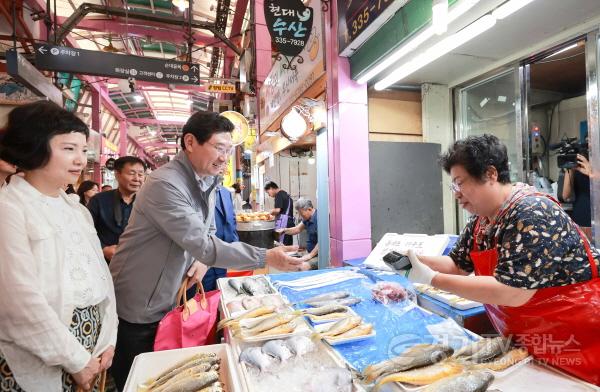 [크기변환]8-2. 이상일 용인특례시장은 27일 추석 명절을 앞두고 처인구 김량장동 용인중앙시장을 찾아 직접 장을 보며 상인들을 격려하고, 시장을 찾은 시민들에게 명절 인사를 건넸다..JPG
