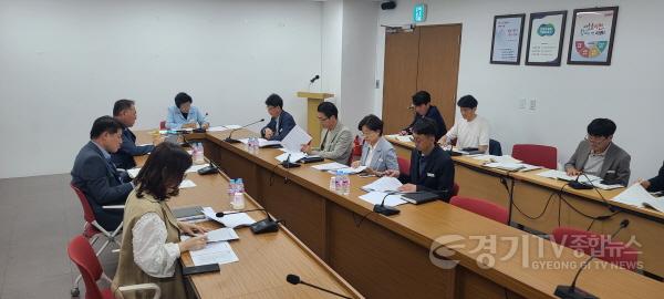 [크기변환]김경희 시장이 보고회의를 주재하며 주요 현안에 대한 의견을 공유하고 있다..jpg