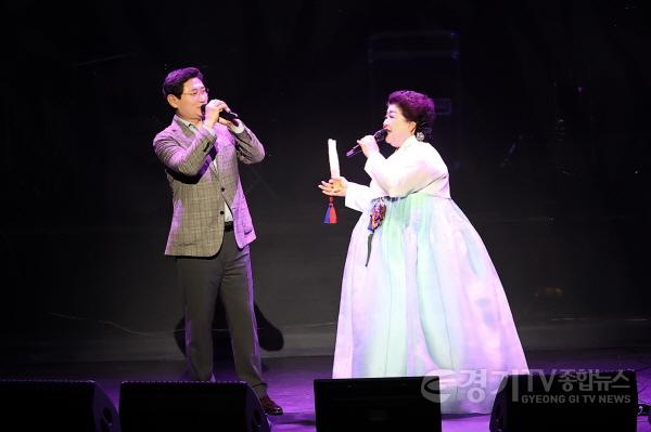[크기변환]5-3. 이상일 용인특례시장이 3일 저녁 용인 포은아트홀에서 열린 제20회 용인예술제에서 최근순 명창과 함께 임영웅의 ‘별빛 같은 나의 사랑아’를 부르고 있다..jpg