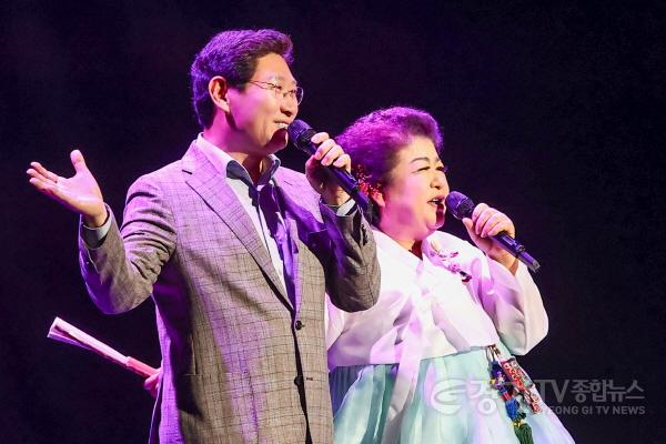 [크기변환]5-2. 이상일 용인특례시장이 3일 저녁 용인 포은아트홀에서 열린 제20회 용인예술제에서 최근순 명창과 함께 임영웅의 ‘별빛 같은 나의 사랑아’를 부르고 있다..jpg