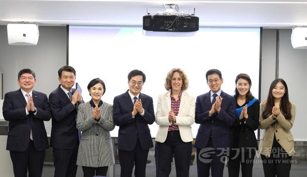 [크기변환]헬렌 클락슨 더 클라이밋그룹 대표 면담(2).jpg