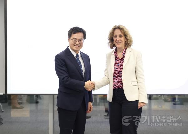 [크기변환]헬렌 클락슨 더 클라이밋그룹 대표 면담(1).jpg