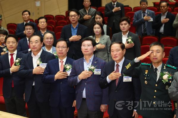 [크기변환]1-1. 지난 5일 열린 용인시민안보포럼 창립식에 참석한 이상일 용인특례시장과 내빈들의 모습.jpg