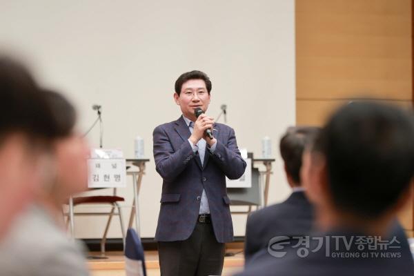 [크기변환]5-2. 지난 5일 문화예술원 국제회의실에서 열린 용인시 첨단모빌리티 정책 포럼에 참석한 이상일 용인특례시장이 인사말을 하고 있다..JPG