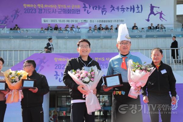 [크기변환]사본 -(사진)이천시의회 김하식 의장, 지방의정봉사상 수상(1).jpg
