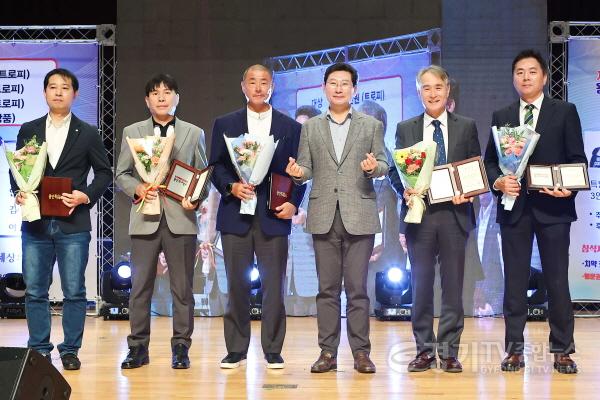 [크기변환]9-3. 이상일 용인특례시장(왼쪽에서 세번째)이 6일 시청 에이스홀에서 열린 제7회 용인특례시 장애인 가요제에서 장애인복지 유공자들에게 표창장을 수여하고 기념촬영을 하고 있다..jpg