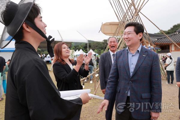 [크기변환]1-3. 지난 7일 열린 포은 문화제에 마련된 행사에 직접 참여하고 있는 이상일 용인특례시장 (1).JPG