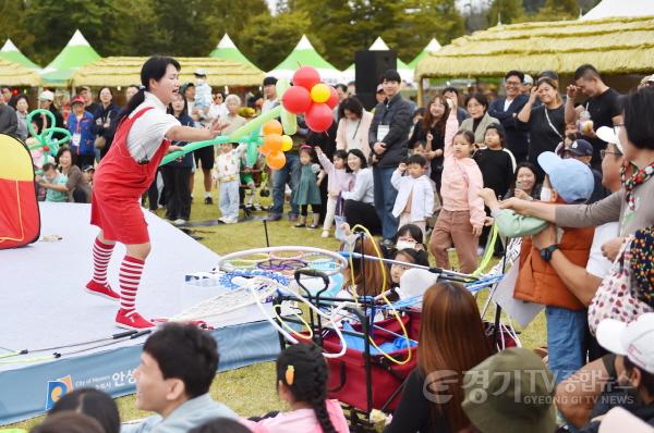 [크기변환]가족이 함께 바우덕이 축제를 즐기고 있다..jpg