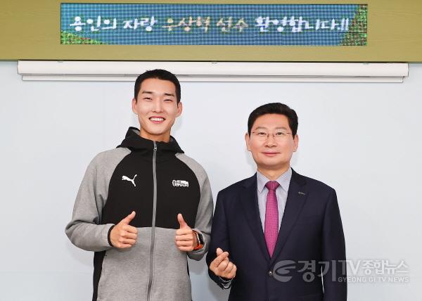 [크기변환]9-2. 대한민국 남자 육상 높이뛰기 간판 우상혁 선수가 10일 이상일 용인특례시장을 만나 앞으로 남은 경기에서 최선을 다 할 것을 약속했다..jpg