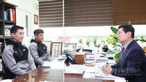 [크기변환]9-3. 대한민국 남자 육상 높이뛰기 간판 우상혁 선수가 10일 이상일 용인특례시장을 만나 앞으로 남은 경기에서 최선을 다 할 것을 약속했다..jpg