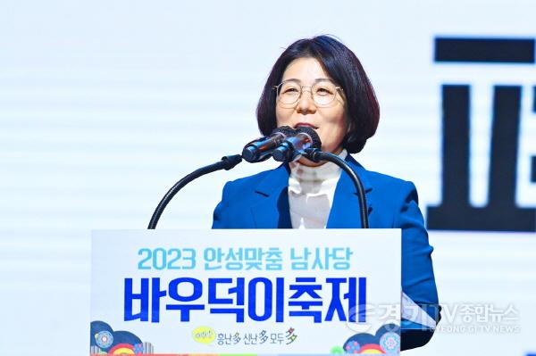[크기변환]1-2.김보라 시장이 폐막식 시민분들께 감사인사.jpg