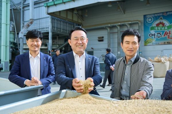 [크기변환]01-여주시장 이충우 추곡수매현장방문(3).jpg