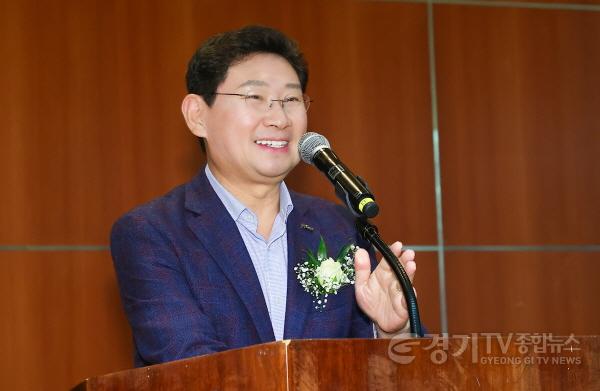 [크기변환]6-3. 이상일 용인특례시장이 12일 경기아트센터에서 열린 2023 고객만족 브랜드대상 시상식에서 인사말을 하고 있다.jpg
