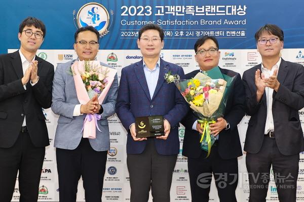 [크기변환]6-4. 이상일 용인특례시장이 12일 경기아트센터에서 열린 2023 고객만족 브랜드대상 시상식에서 대상을 수상한 후 관계자들과 기념촬영을 하고 있다.jpg