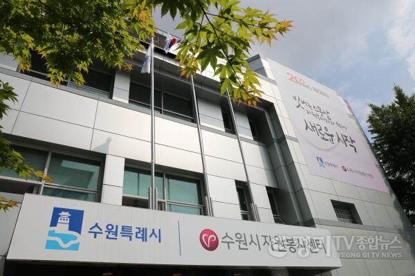 [크기변환]수원시자원봉사센터,공공기관장들과 도시농부 벼 베기 봉사 실천한다.jpg