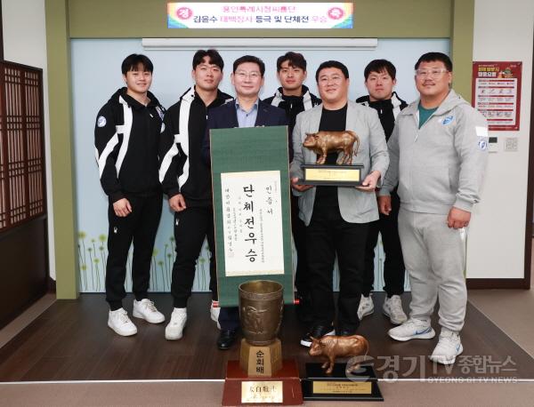 [크기변환]8-2. 지난 3일부터 8일까지 열린 위더스제약 2023 민속씨름 거제장사 씨름대회 단체전에서 우승한 용인특례시청 씨름단 소속 선수들과 이상일 용인특례시장.jpg