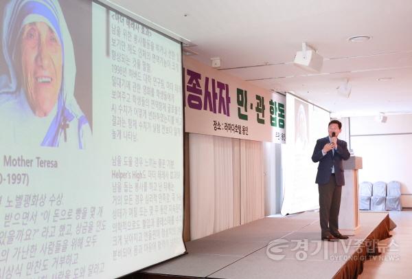 [크기변환]3-2. 12일 처인구 포곡읍 라마다호텔에서 열린 2023년 사회복지종사자 민관합동 워크숍에서 미술 강연을 진행하고 있는 이상일 용인특례시장.jpg