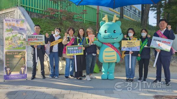 [크기변환]10. 보라동이 지난 12일 나산초·보라중·보라고 인근 사거리에서 등굣길 학생을 대상으로 금연 캠페인을 진행했다..jpg