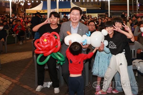 [크기변환]4-3. 지난 13일 이상일 용인특례시장이 용인중앙시장에서 열린 별빛마당 야시장을 찾아 시민들을 만났다..jpg