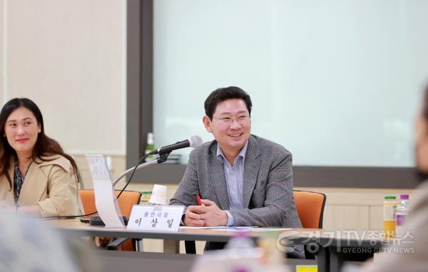 [크기변환]3-2. 13일 처인구와 기흥구 지역 내 학교 학부모와 간담회를 갖고 학교 현안과 발전 방안을 논의한 이상일 용인특례시장.JPG