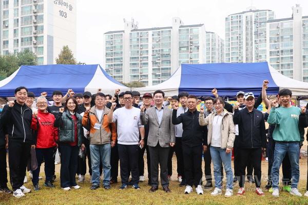 [크기변환]2-4. 이상일 용인특례시장이 14일 용인지역 노동가족 한마음 대축제에서 기념촬영을 하고 있다.jpg