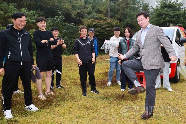 [크기변환]2-3. 이상일 용인특례시장이 14일 용인지역 노동가족 한마음 대축제에서 용인우체국 관계자들과 제기차기를 즐기고 있다.jpg