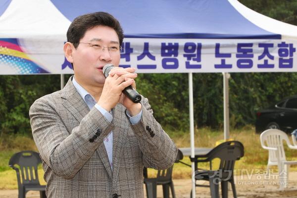 [크기변환]2-1. 이상일 용인특례시장이 14일 용인지역 노동가족 한마음 대축제에서 인사말을 하고 있다.jpg